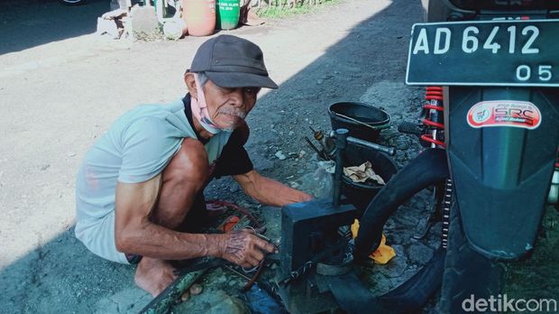 Inspiratif, Mbah Waluyo penambal ban yang anaknya kini bergrlar Dokter 